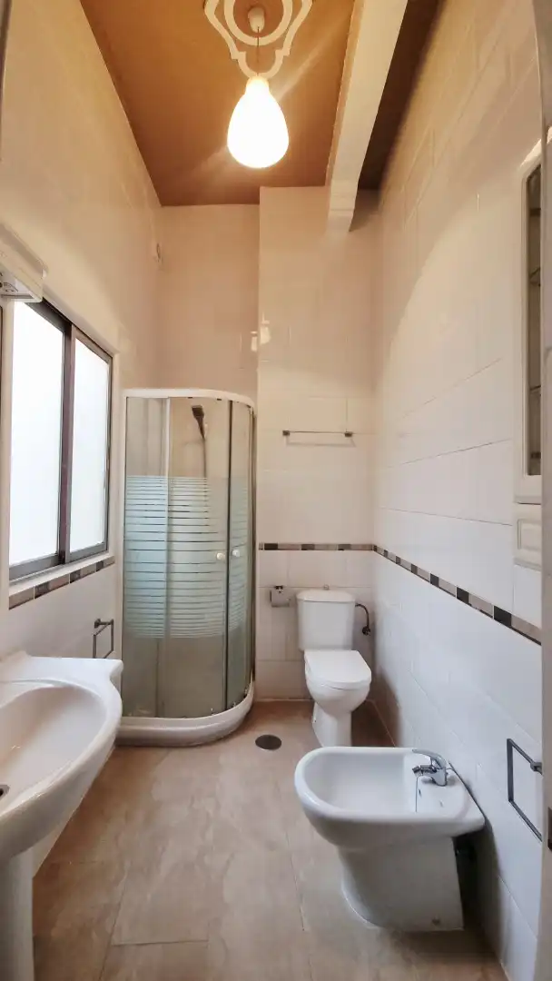 Badezimmer von Wohnung zur Miete in Málaga mit Möbliert