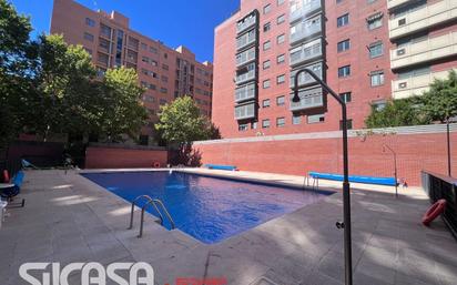 Swimming pool of Flat for sale in  Madrid Capital  with Air Conditioner, Heating and Private garden