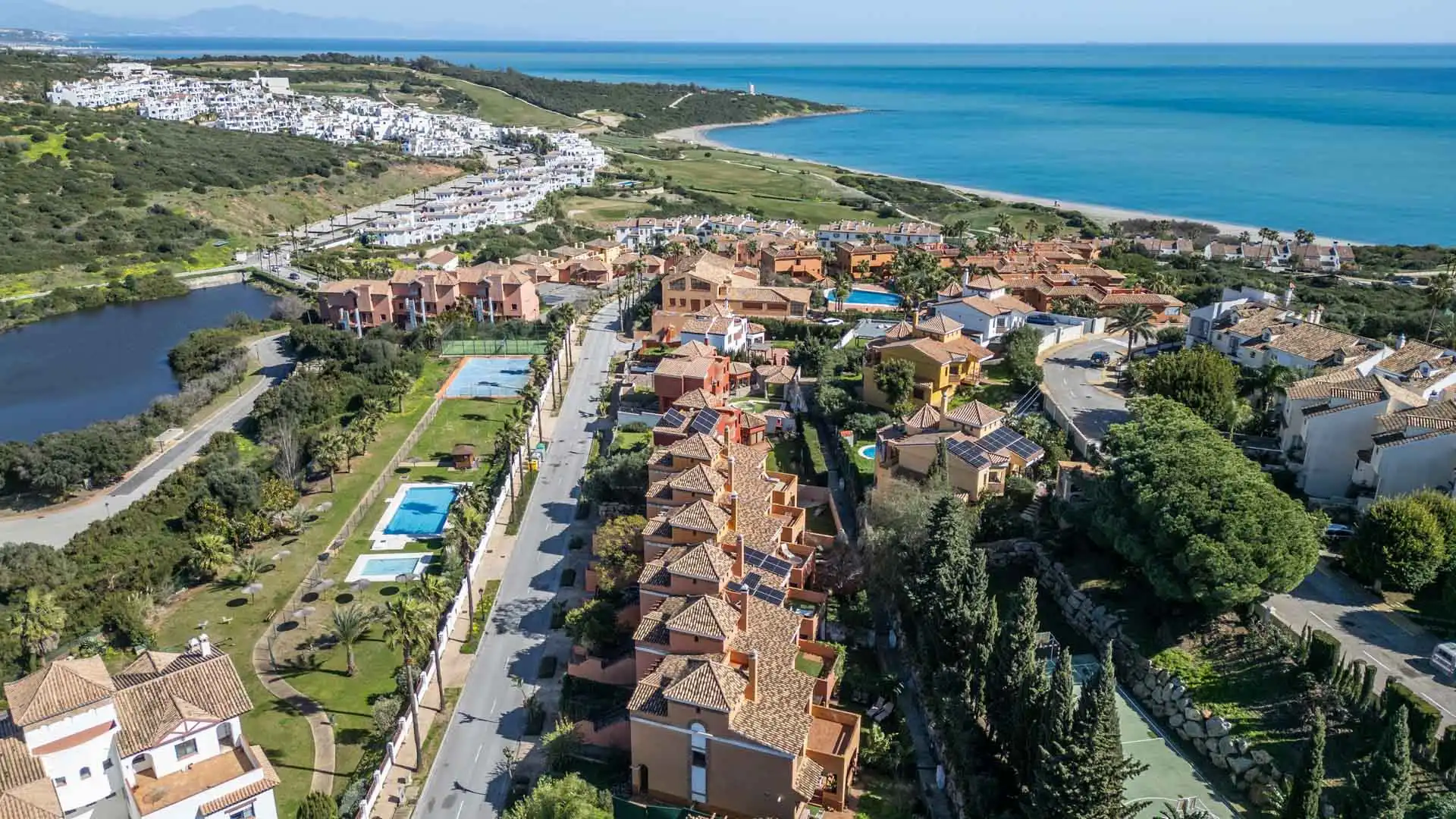 Adossat amb piscina en venda a La Alcaidesa, imagen 49