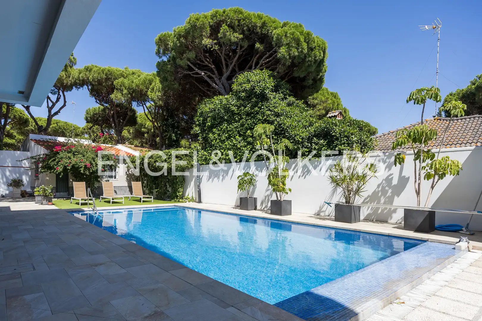 Piscina de Casa o xalet en venda en Chiclana de la Frontera amb Aire condicionat, Calefacció i Jardí privat