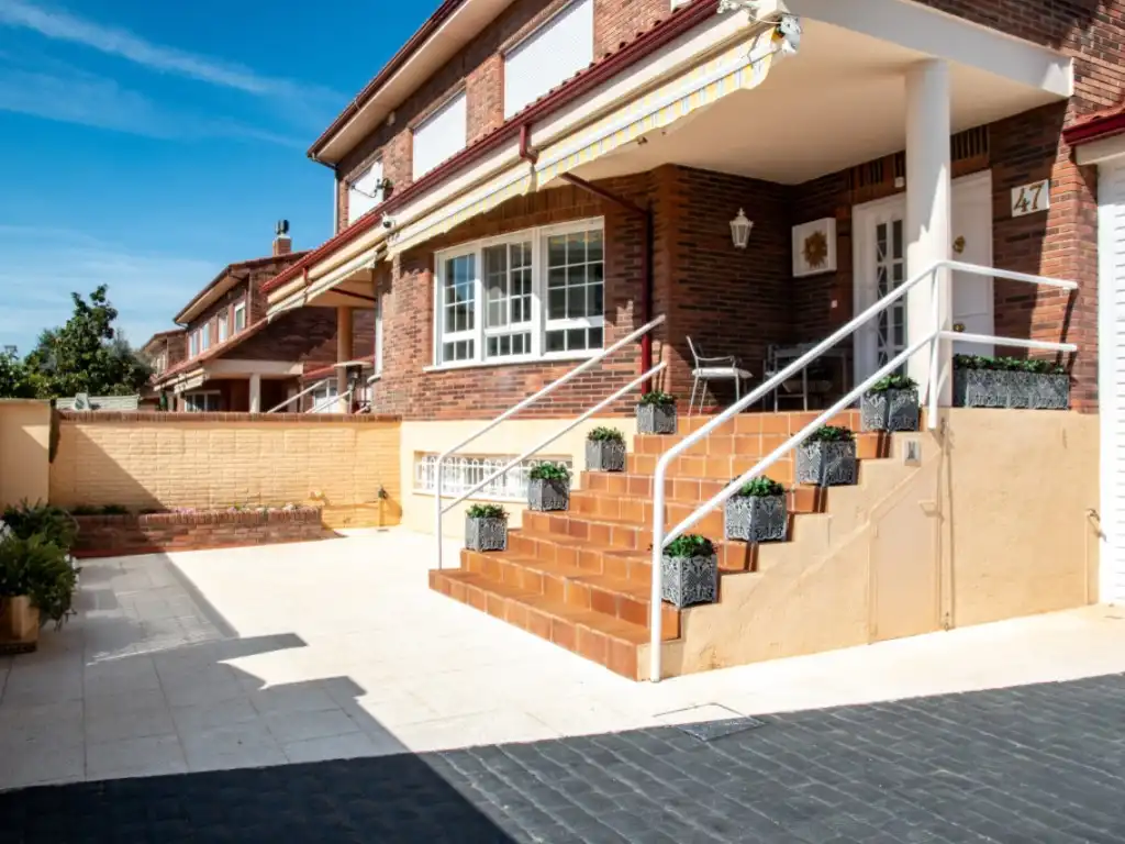 Vista exterior de Casa adosada en venta en Cuarte de Huerva con Aire acondicionado, Jardín privado y Piscina