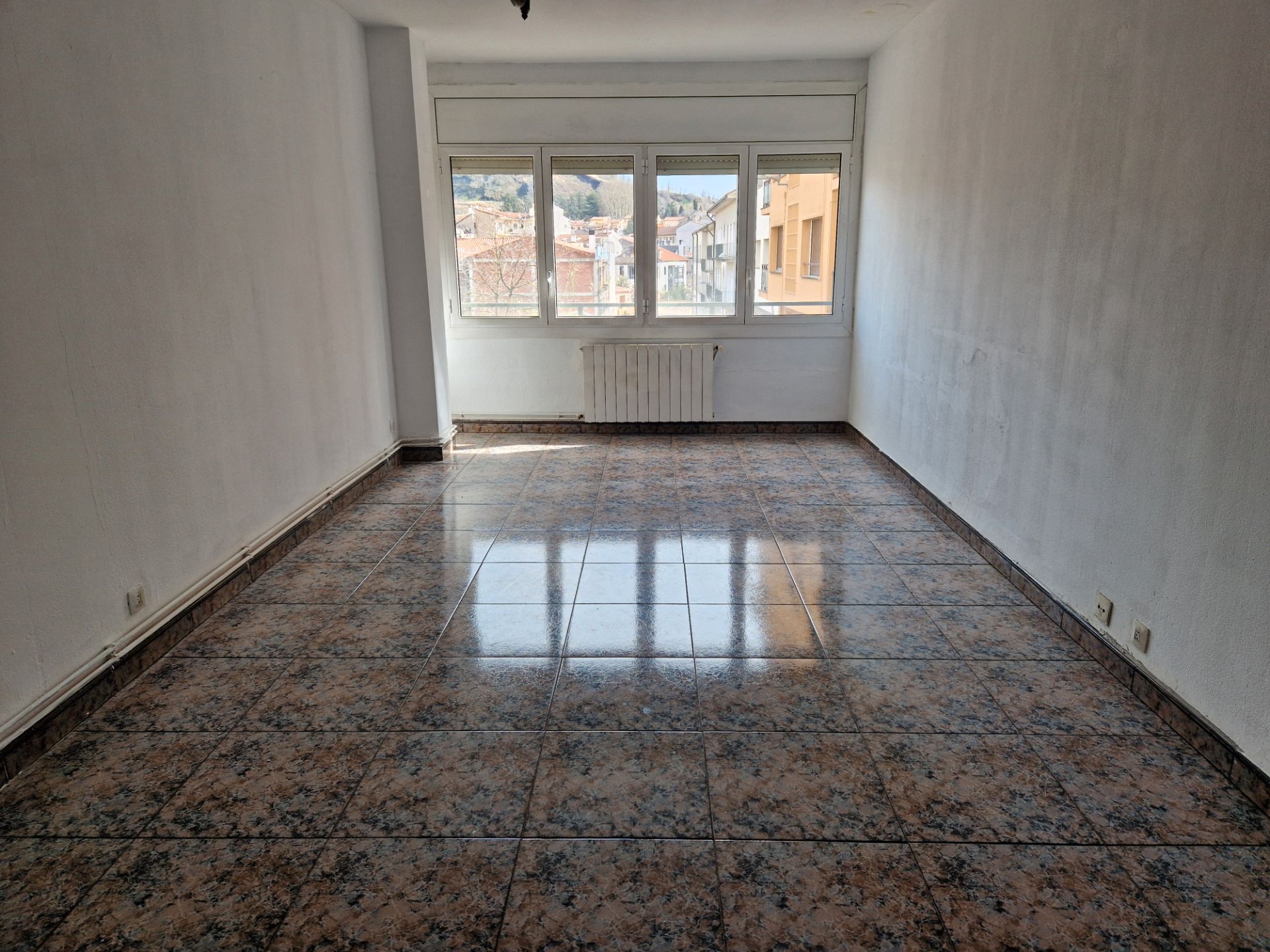 Sala d'estar de Pis en venda en Olot amb Calefacció, Terrassa i Traster