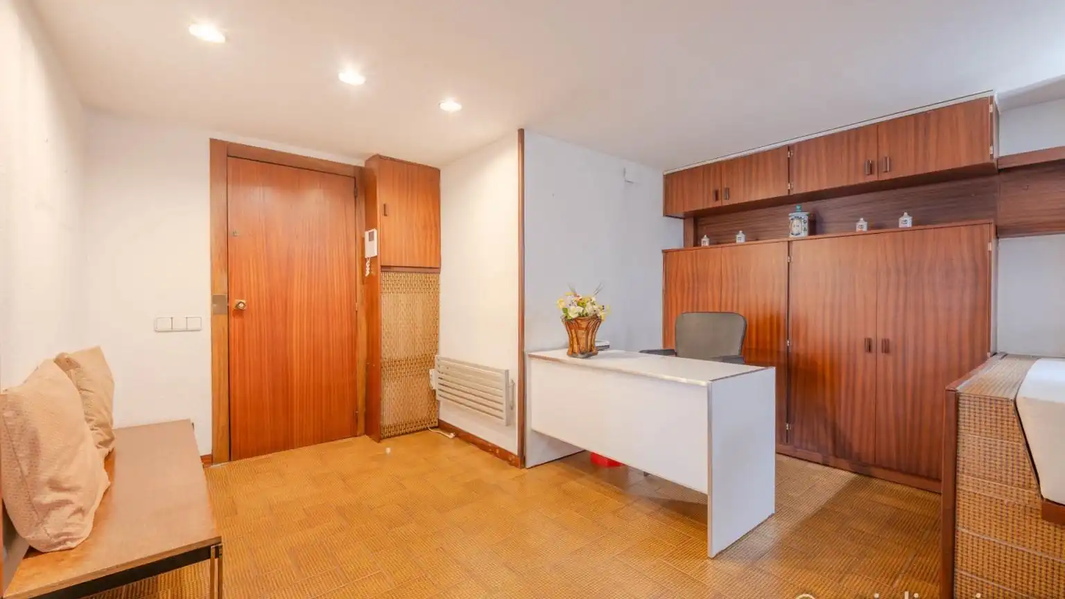 Office for sale in Girona  with Air Conditioner and Heating