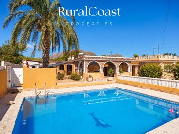Chalet con piscina en venta en partida foia Parra