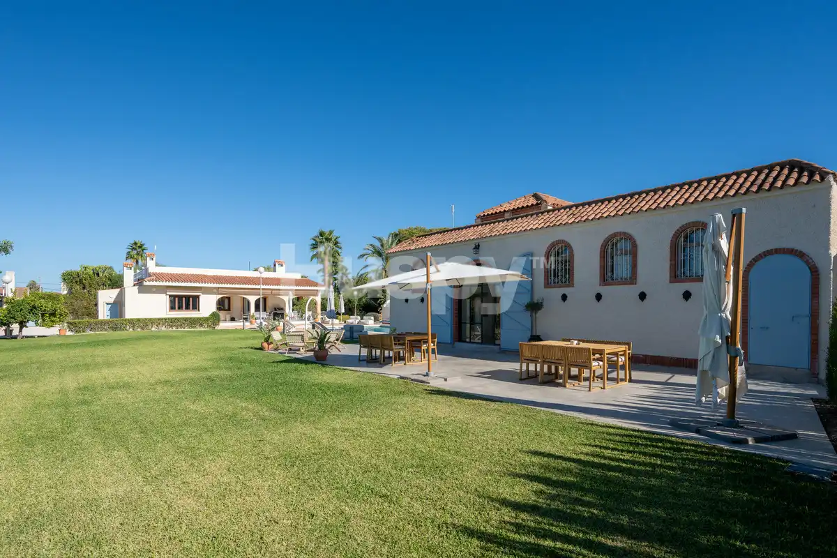 Casa o xalet en venda en Elche / Elx amb Aire condicionat, Calefacció i Jardí privat