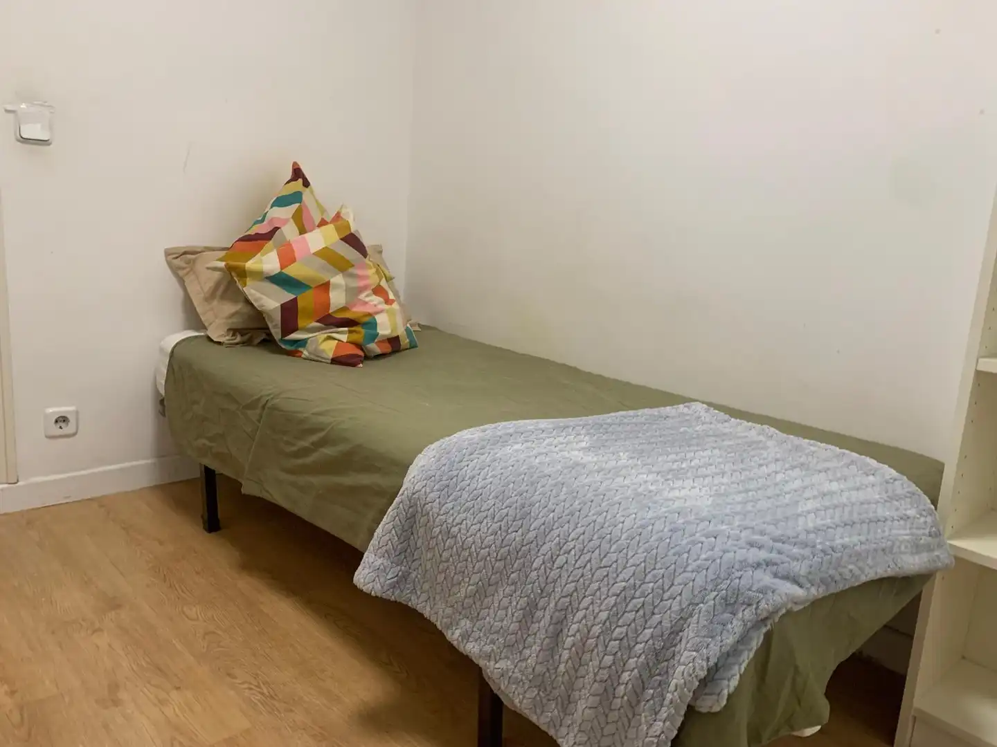 Bedroom of Flat for share in Madrid  with Air Conditioner, Heating and Parquet flooring