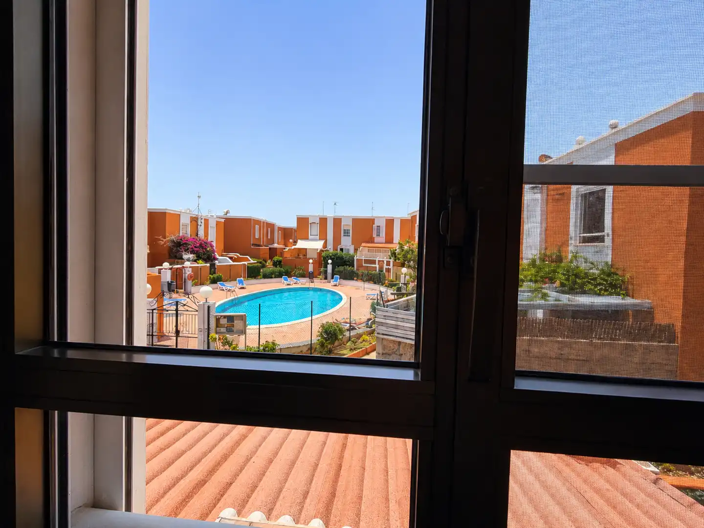 Schwimmbecken von Einfamilien-Reihenhaus zum Verkauf in Granadilla de Abona mit Terrasse, Ofen und Waschmaschine