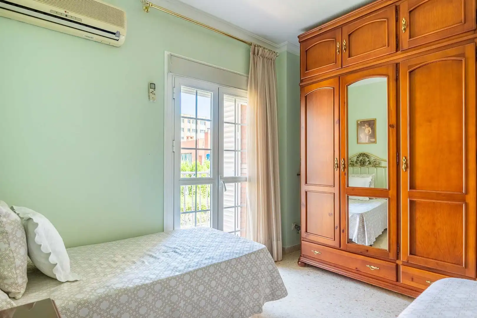 Habitación de Casa o chalet en venta en Sevilla con Aire acondicionado, Calefacción y Jardín privado