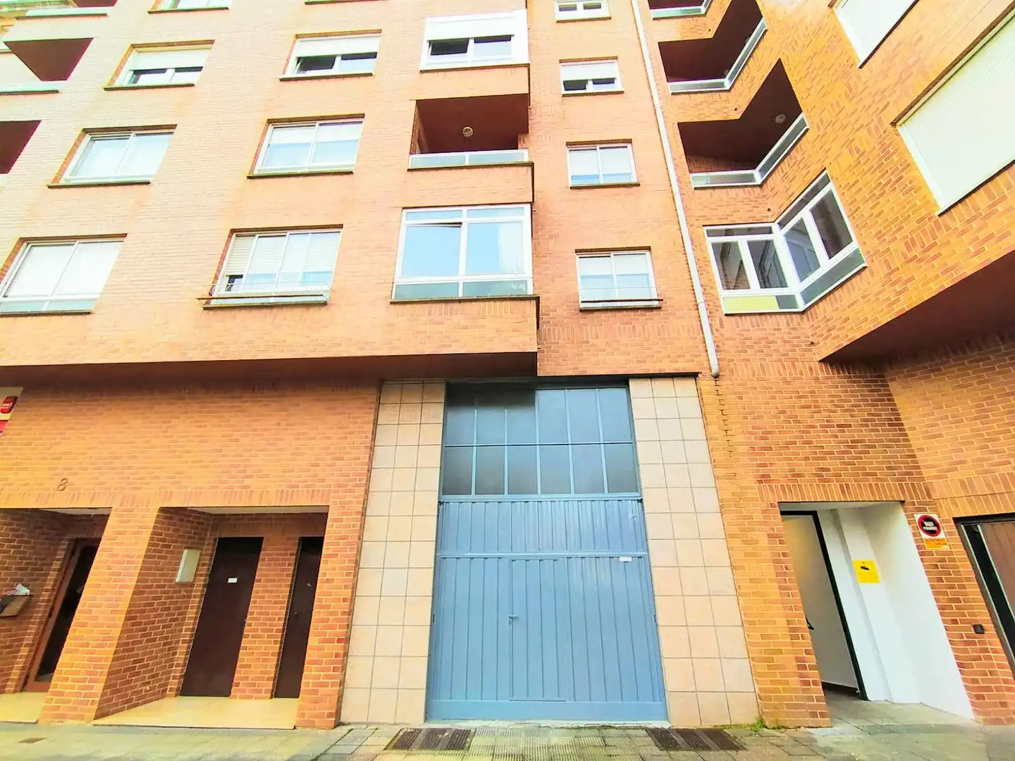 Vista exterior de Local en venda en  Pamplona / Iruña amb Moblat