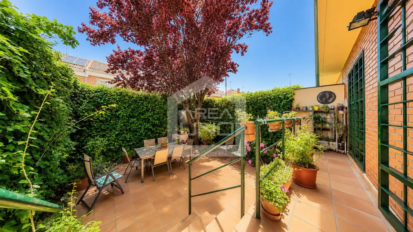 Jardí de Casa adosada en venda en Alcorcón amb Aire condicionat, Calefacció i Jardí privat