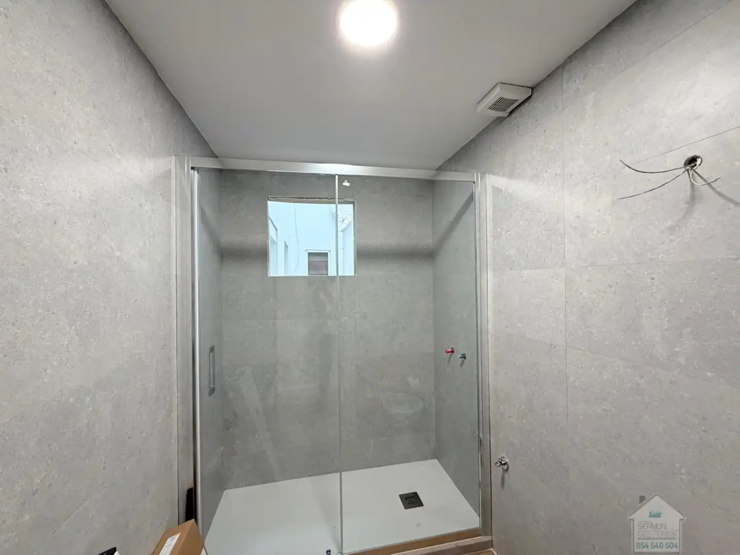 Bathroom of Flat for rent in Sevilla  with Parquet flooring and Furnished