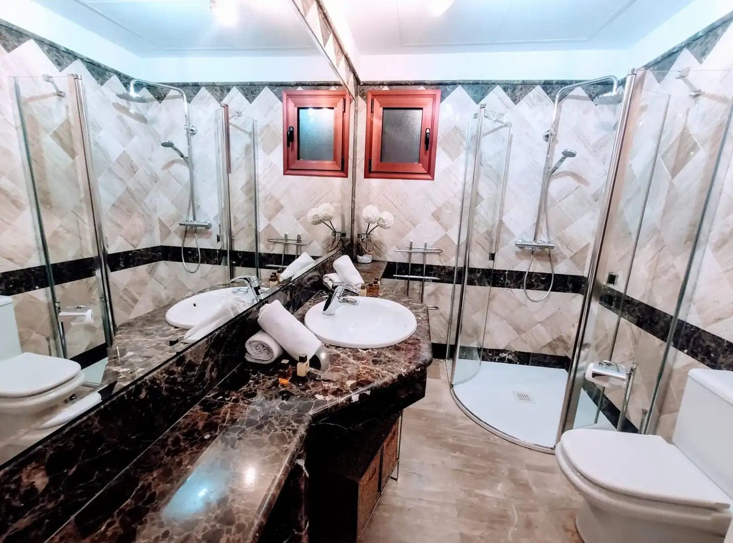 Baño de Piso en venta en Marbella con Aire acondicionado, Terraza y Amueblado