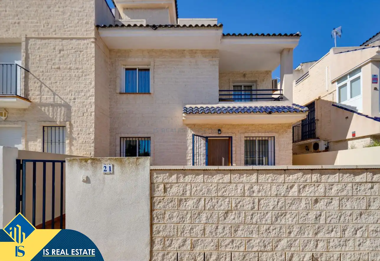 Vista exterior de Casa adosada en venda en Torrevieja amb Aire condicionat, Calefacció i Terrassa