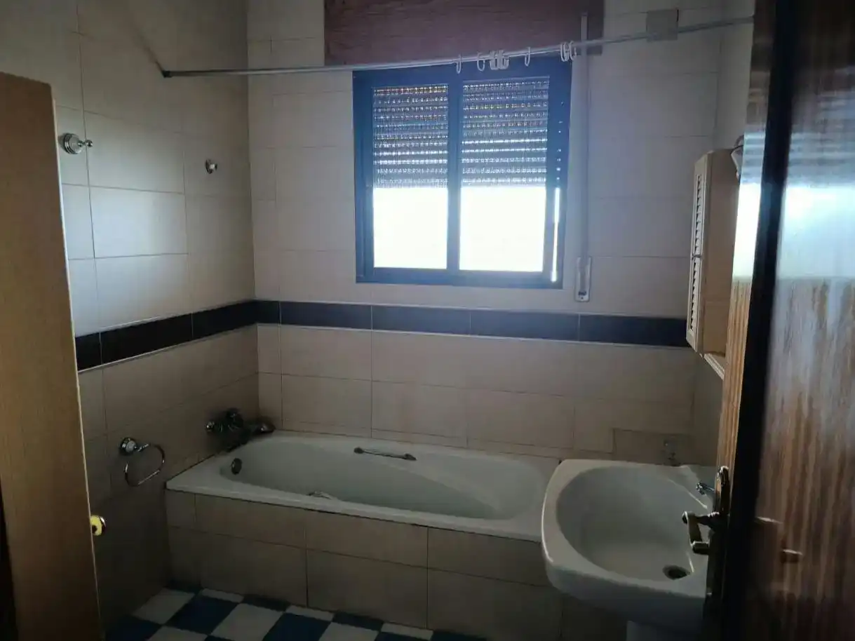 Bany de Pis en venda en Pinos Puente amb Jardí privat, Traster i Balcó