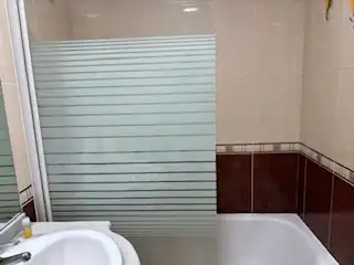 Badezimmer von Wohnungen zur Miete in Ames mit Heizung, Parkett und Abstellraum