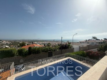 Detached house with balcony for sale in Carrer d'Haití