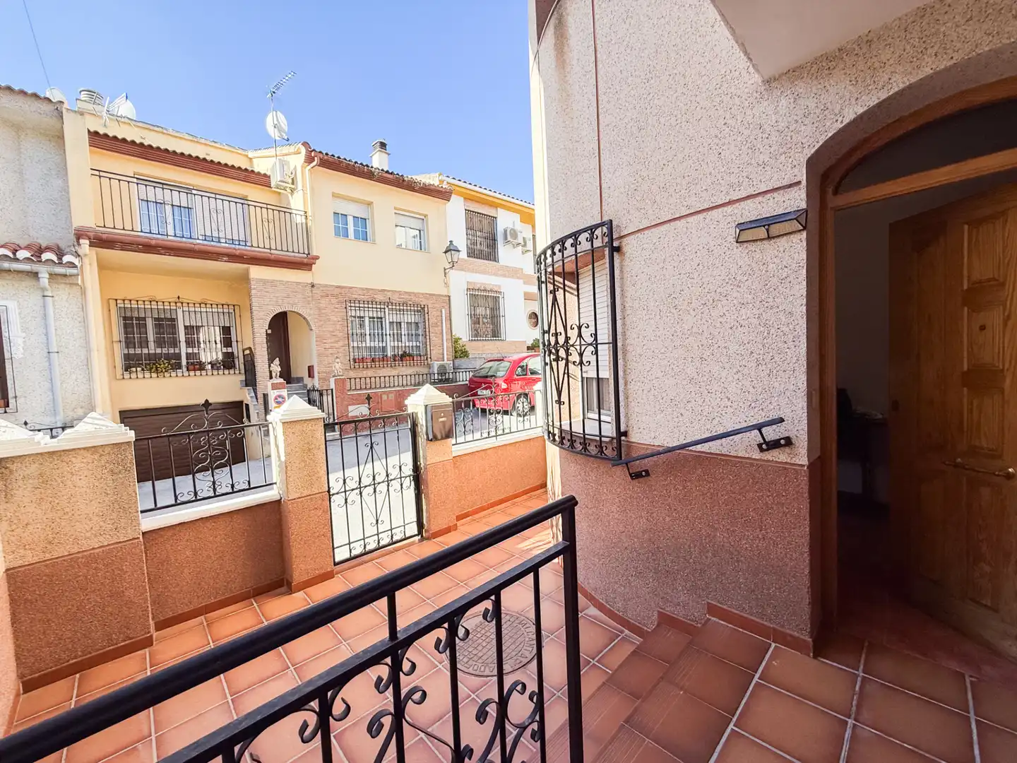 Terrasse von Einfamilien-Reihenhaus zum Verkauf in Baza mit Klimaanlage, Heizung und Terrasse