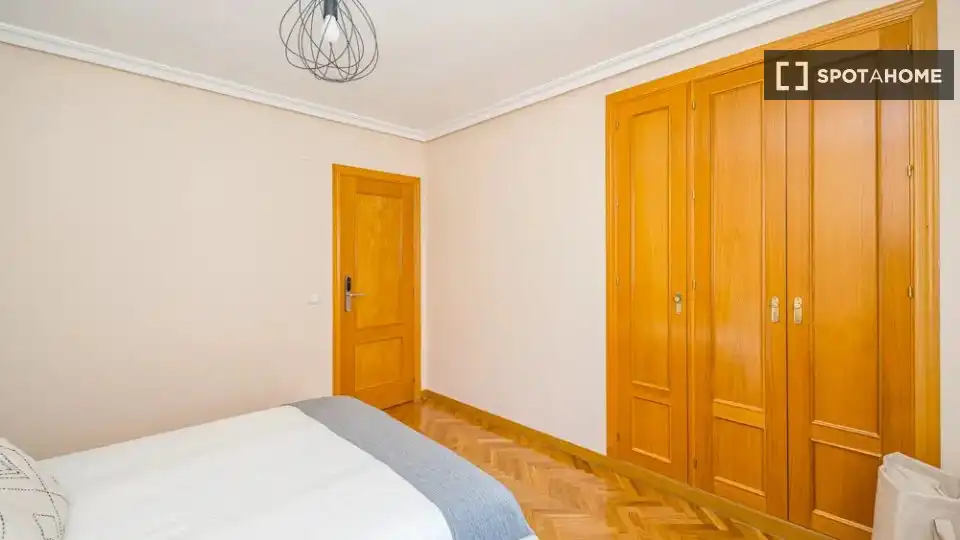 Bedroom of Flat for rent in Madrid  with Air Conditioner, Heating and Furnished