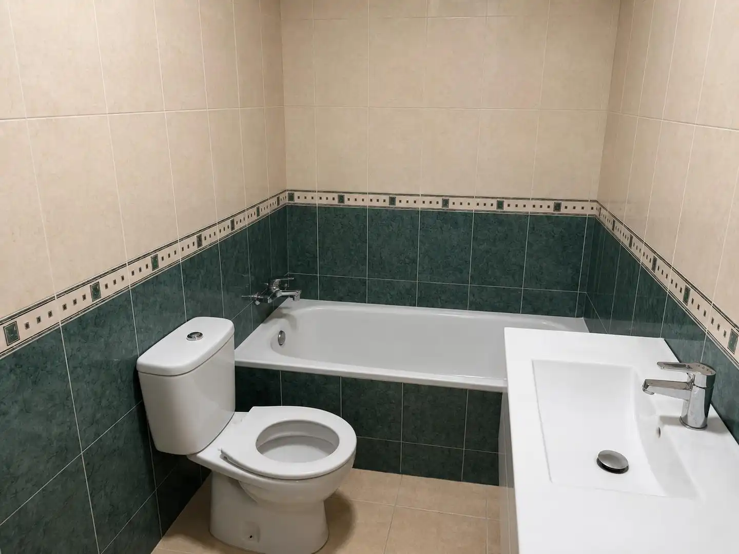 Baño de Piso en venta en Almería con Balcón y Alarma