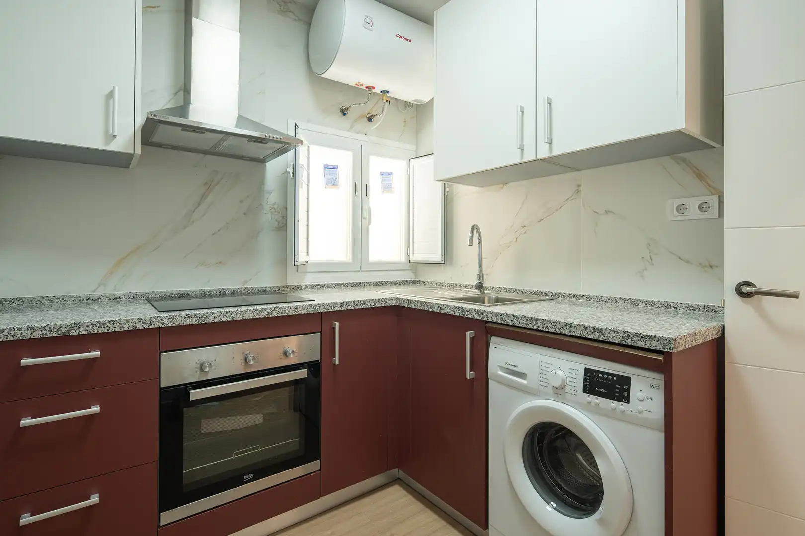 Cocina de Piso en venta en Granada con Horno, Lavadora y TV