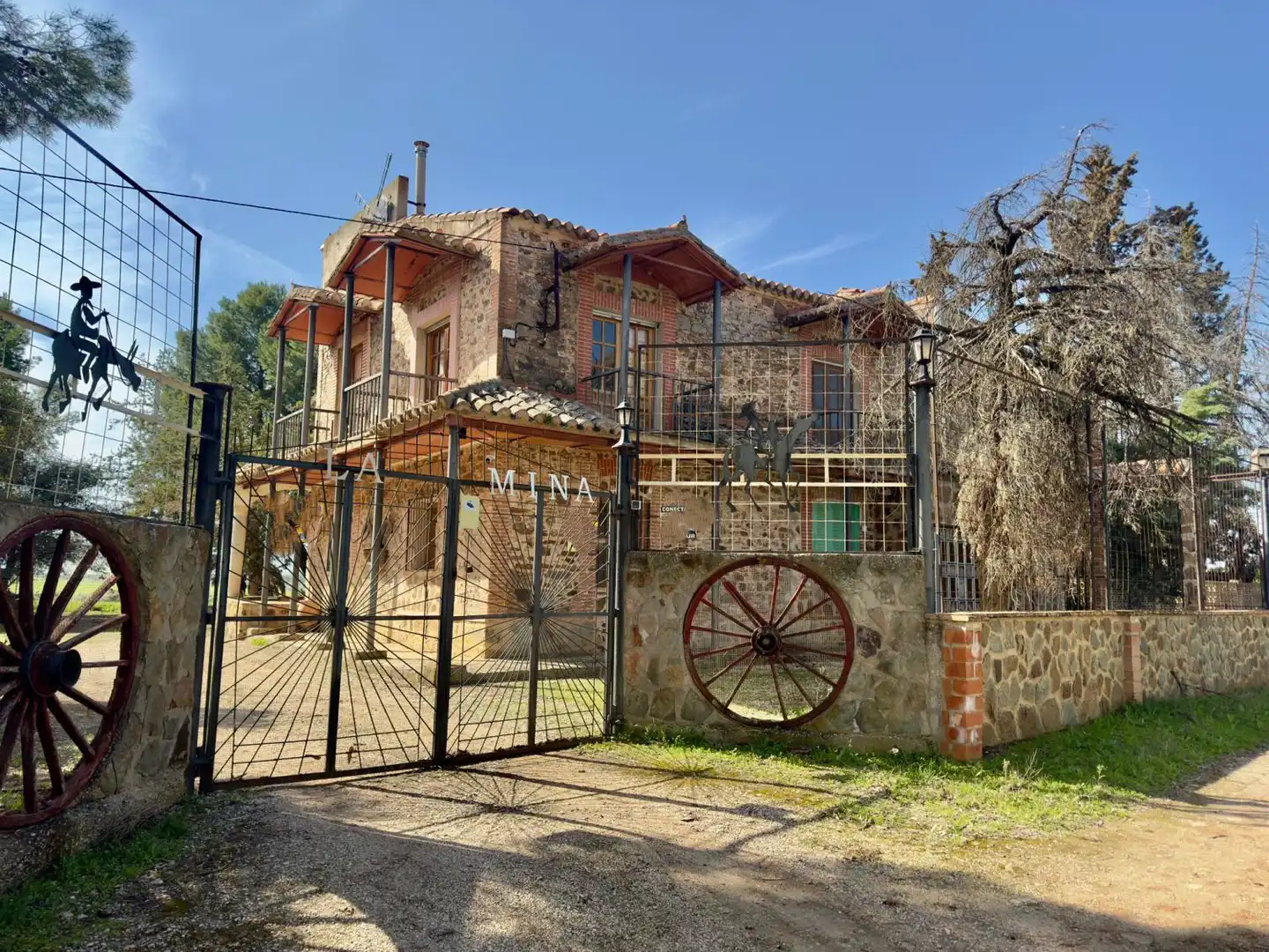Casa rústica amb terrassa en venda a Torrenueva