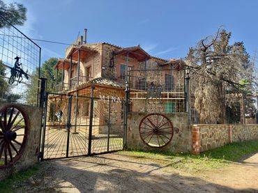 Maison rustique avec balcon à vendre à Torrenueva