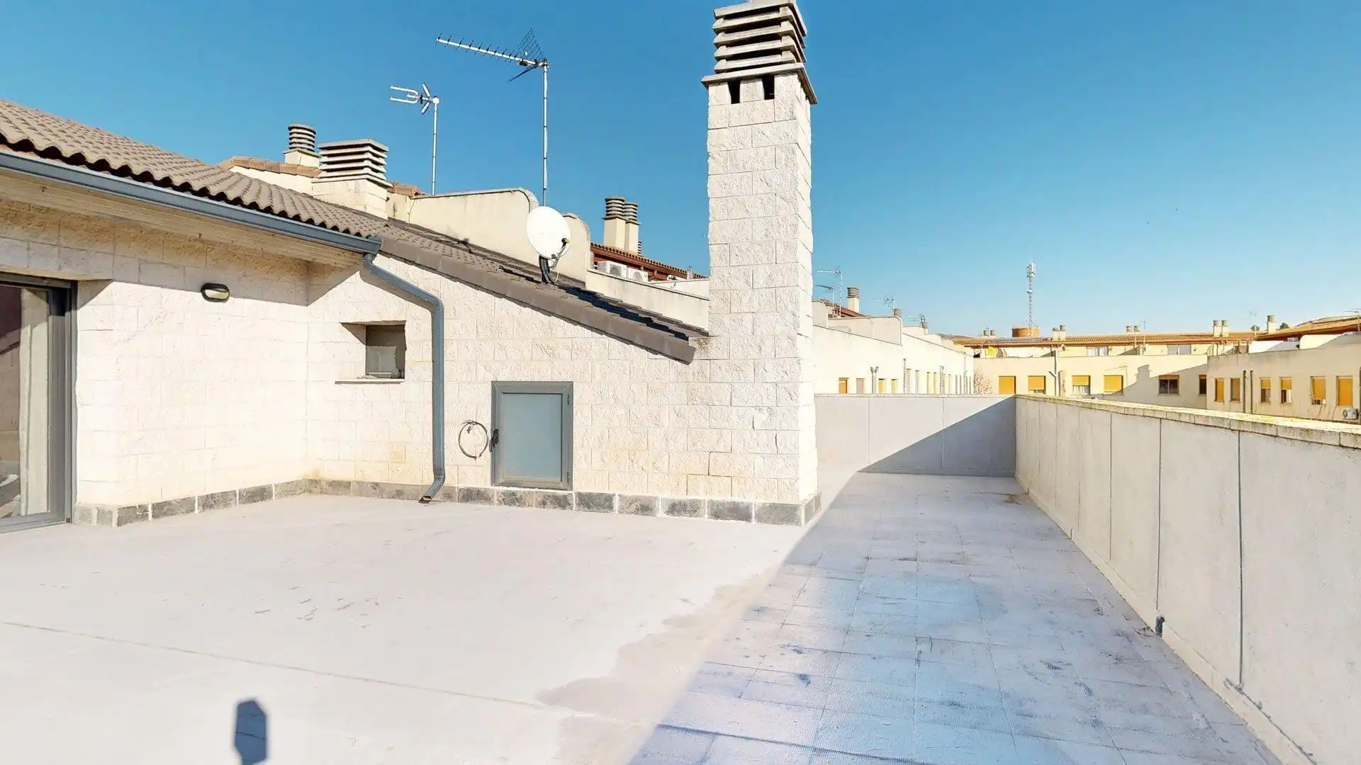 Außenansicht von Haus oder Chalet zum Verkauf in Nuez de Ebro mit Klimaanlage, Heizung und Privatgarten