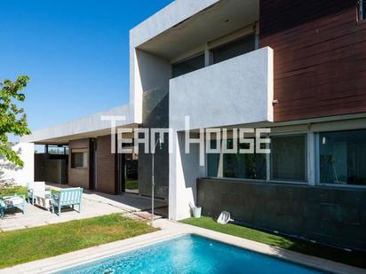 Exterior view of House or chalet for sale in Layos  with Air Conditioner, Terrace and Swimming Pool