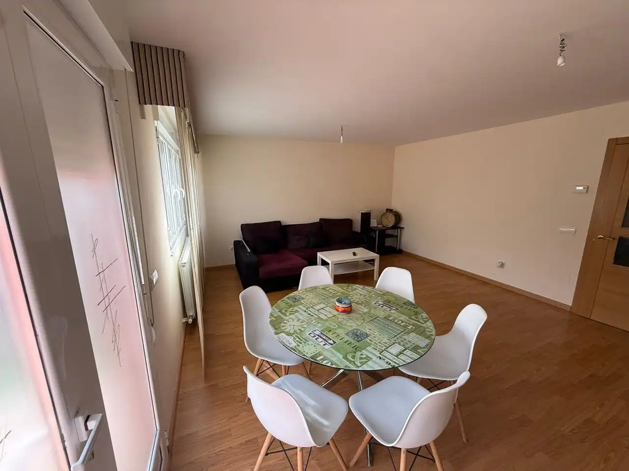 Sala d'estar de Casa adosada en venda en Cacabelos amb Calefacció i Jardí privat