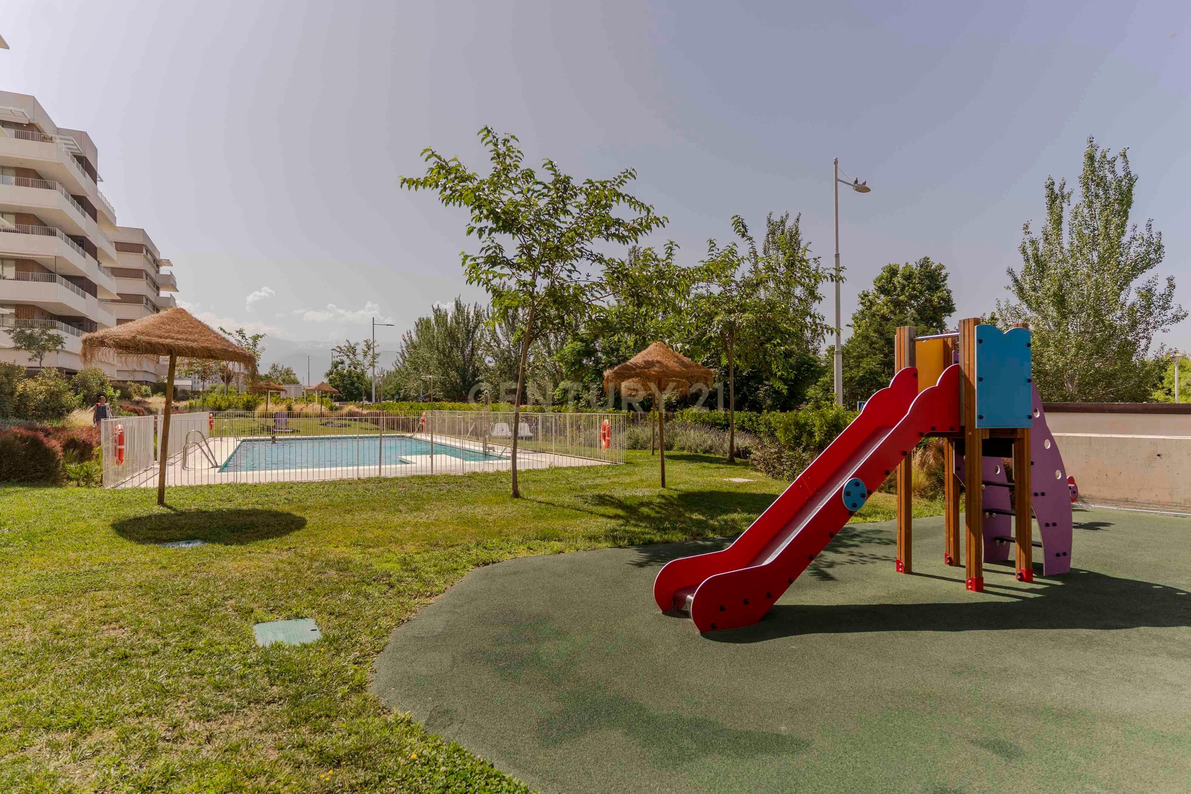 Piscina de Apartamento en venta en  Granada Capital con Jardín privado, Trastero y Piscina