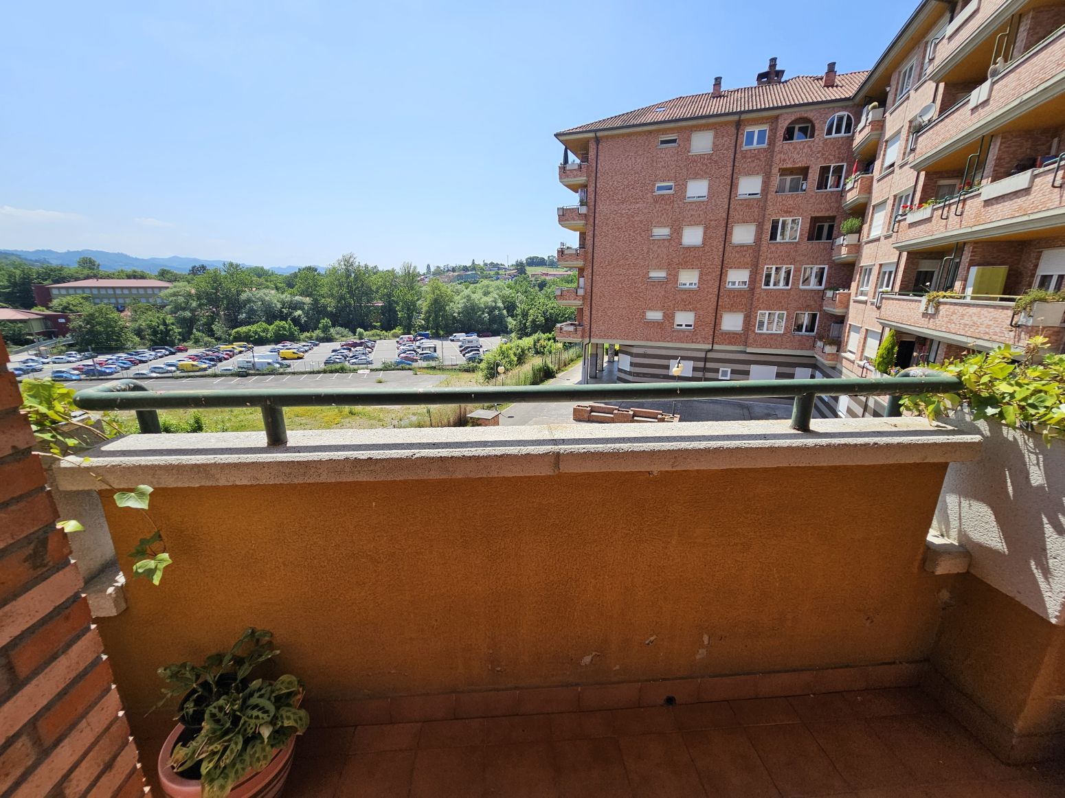 Vista exterior de Pis en venda en Siero amb Calefacció, Parquet i Terrassa