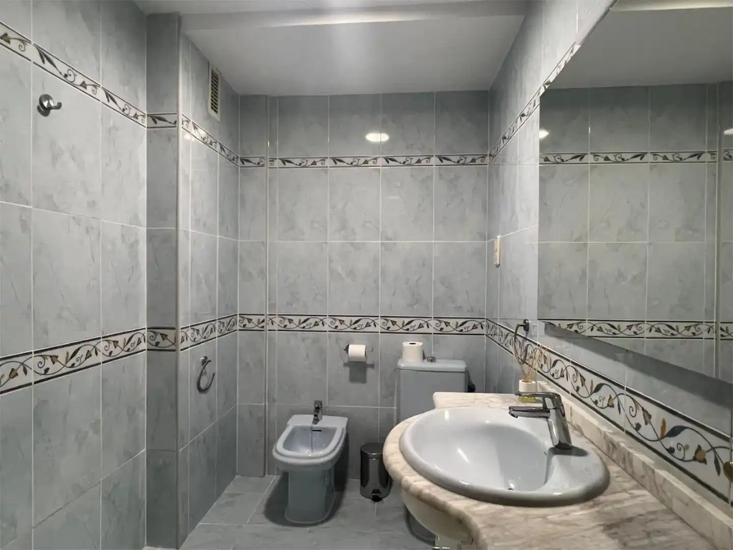 Badezimmer von Wohnung zur Miete in  Valencia Capital mit Klimaanlage und Balkon