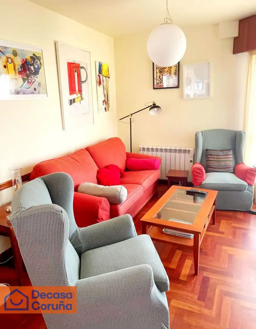 Sala d'estar de Pis de lloguer en Oleiros amb Calefacció, Jardí privat i Parquet