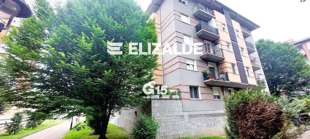 Vista exterior de Àtic en venda en Errenteria amb Calefacció, Jardí privat i Terrassa