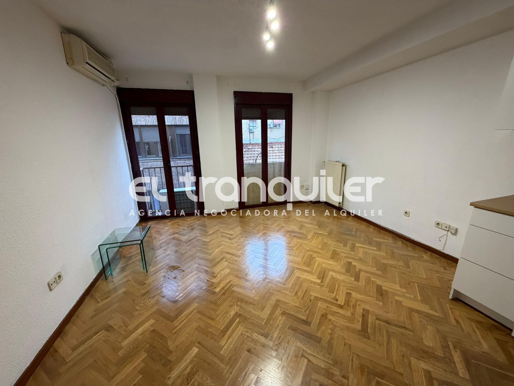 Sala de estar de Piso de alquiler en  Madrid Capital con Aire acondicionado, Parquet y Lavadora
