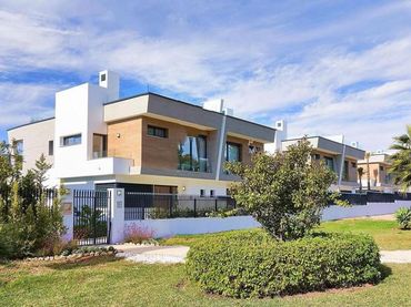 Casa pareada con balcón en venta en Nueva Andalucía