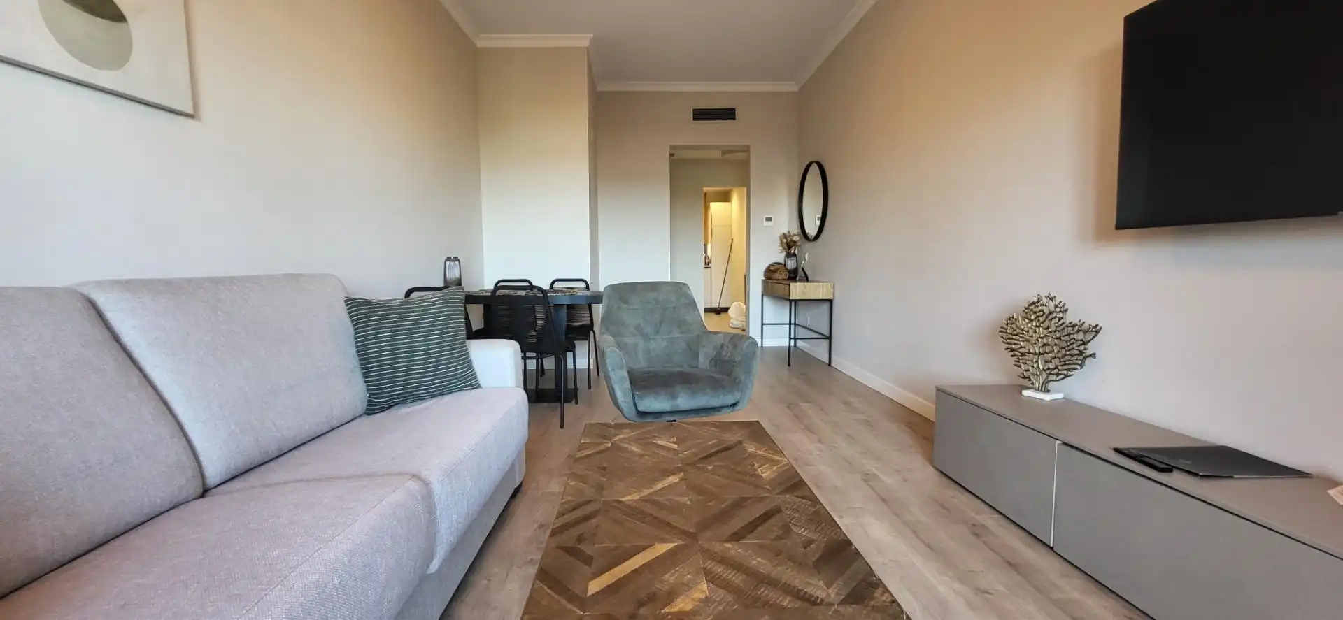 Sala d'estar de Apartament en venda en Benahavís amb Aire condicionat, Calefacció i Jardí privat