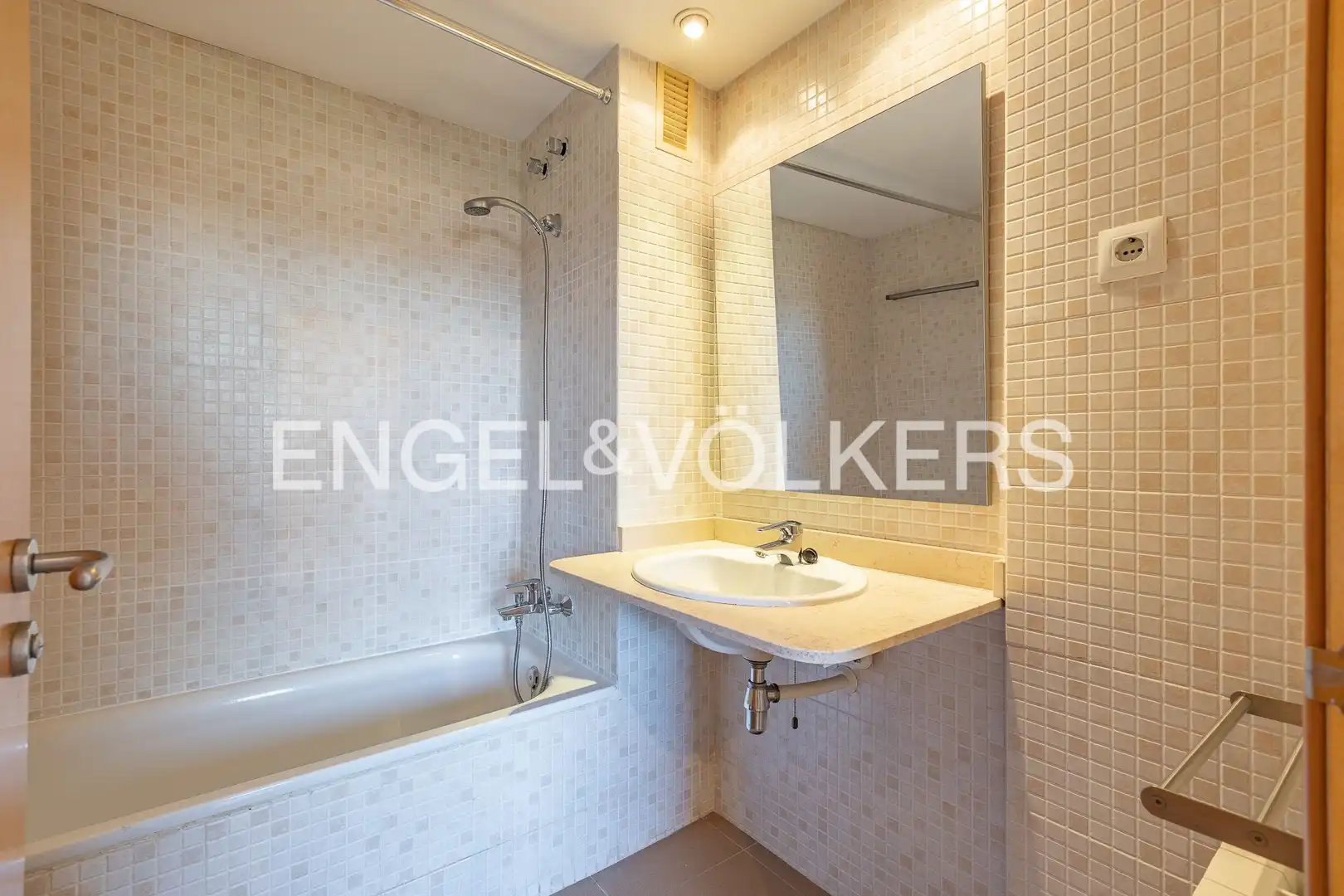 Bathroom of Flat for sale in Sant Cugat del Vallès  with Heating, Private garden and Parquet flooring