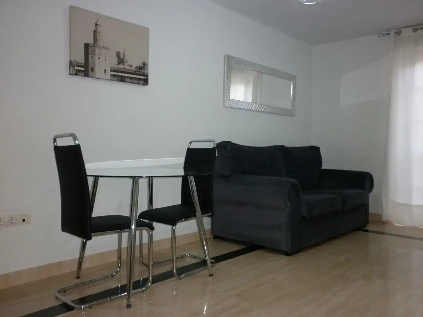 Sala d'estar de Apartament de lloguer en Dos Hermanas amb Aire condicionat, Moblat i Balcó