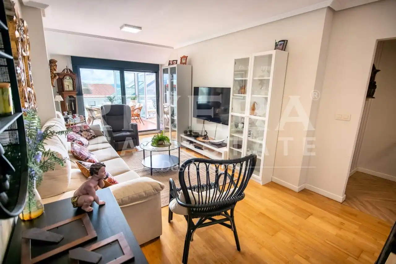 Sala de estar de Ático en venta en Sanxenxo con Calefacción, Parquet y Terraza