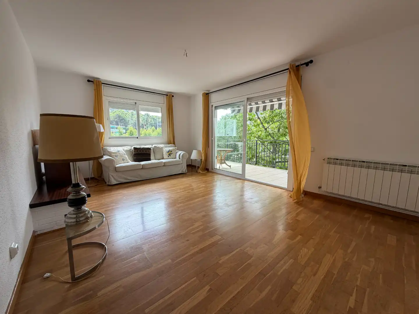 Sala d'estar de Casa o xalet en venda en Castelldefels amb Calefacció, Terrassa i Piscina
