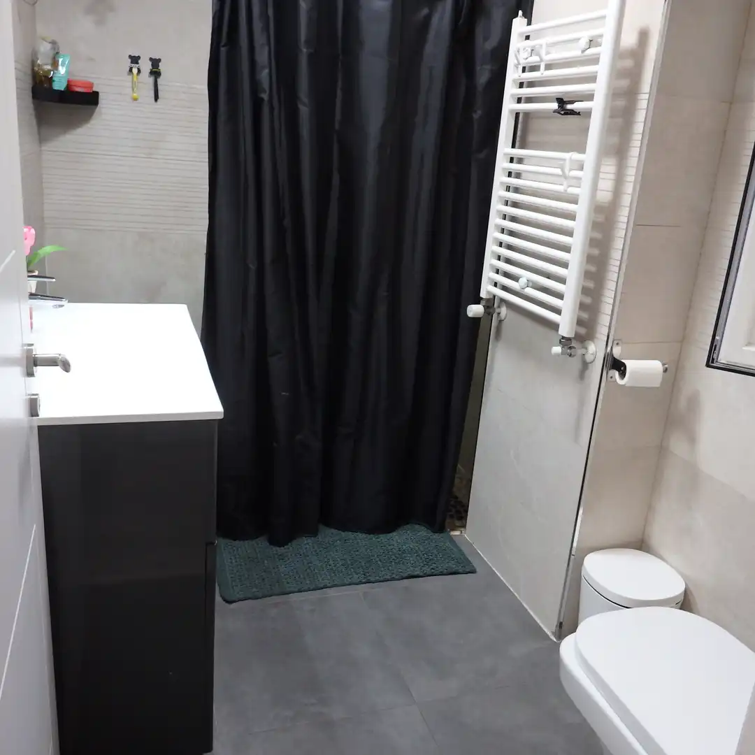 Bany de Casa o xalet en venda en Cedillo del Condado amb Aire condicionat, Calefacció i Jardí privat