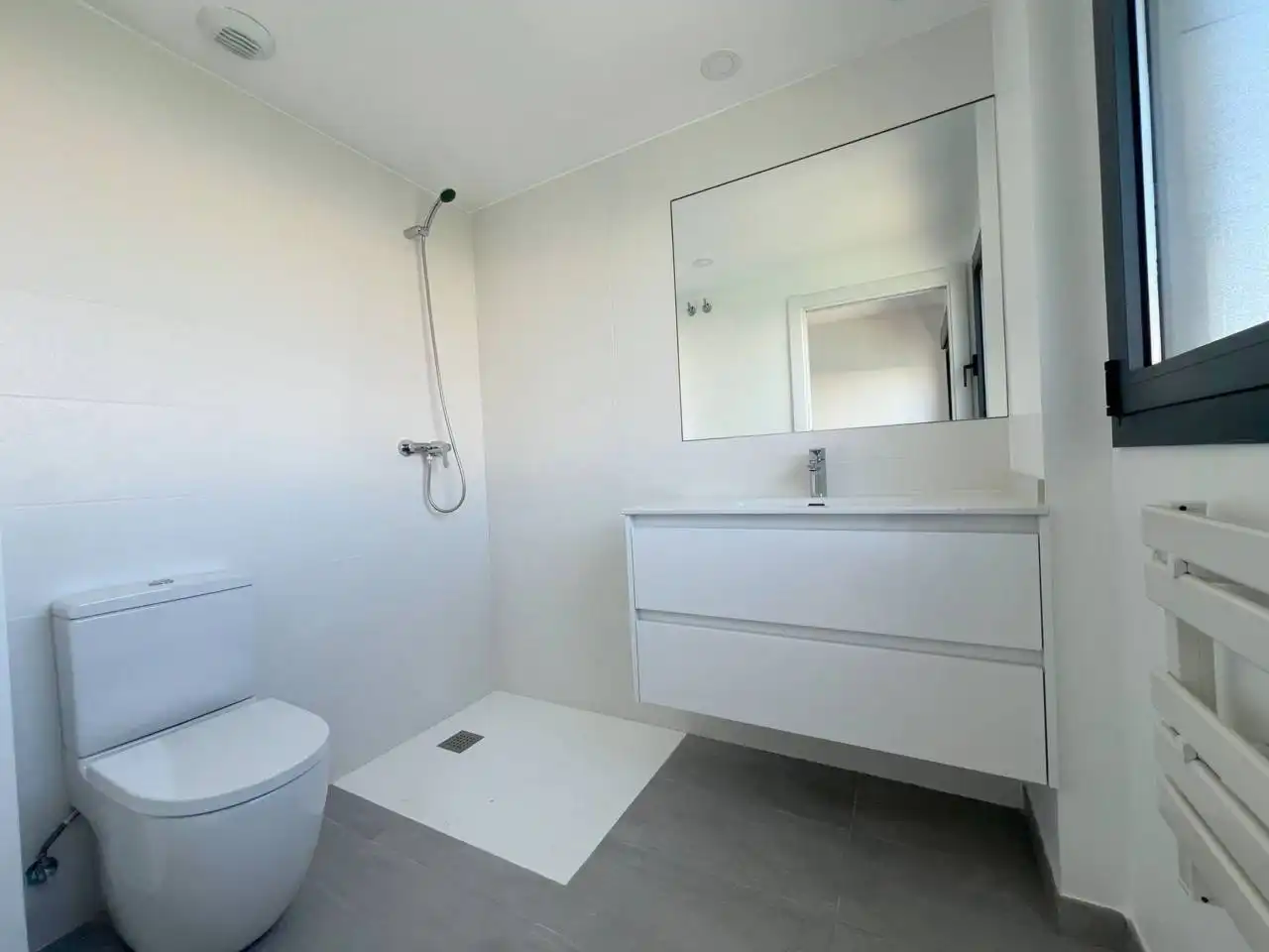 Baño de Apartamento en venta en Cubelles con Aire acondicionado, Calefacción y Parquet
