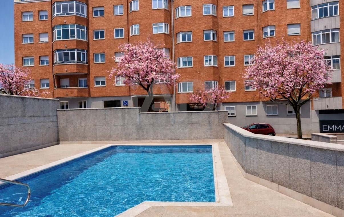Piscina de Pis en venda en Ávila Capital amb Aire condicionat, Calefacció i Terrassa