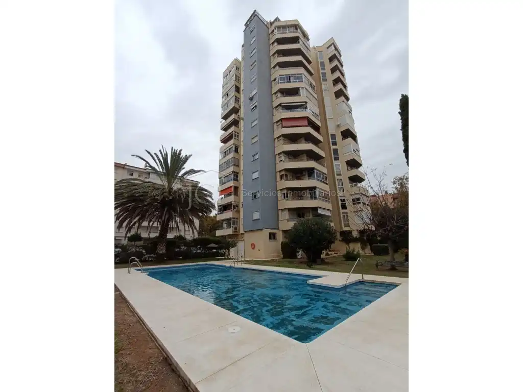 Piscina de Piso en venta en Fuengirola con Piscina, Horno y Lavadora