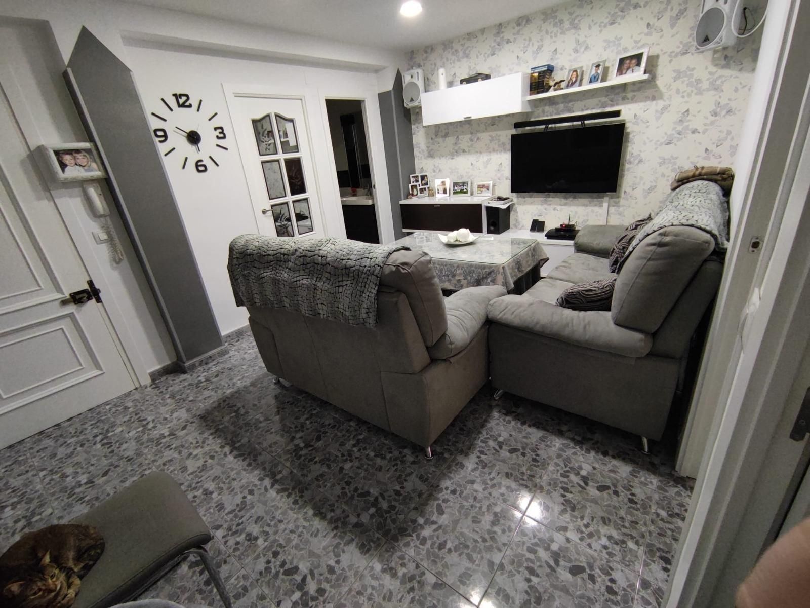 Living room of Flat for sale in  Sevilla Capital  with Air Conditioner, Terrace and Storage room