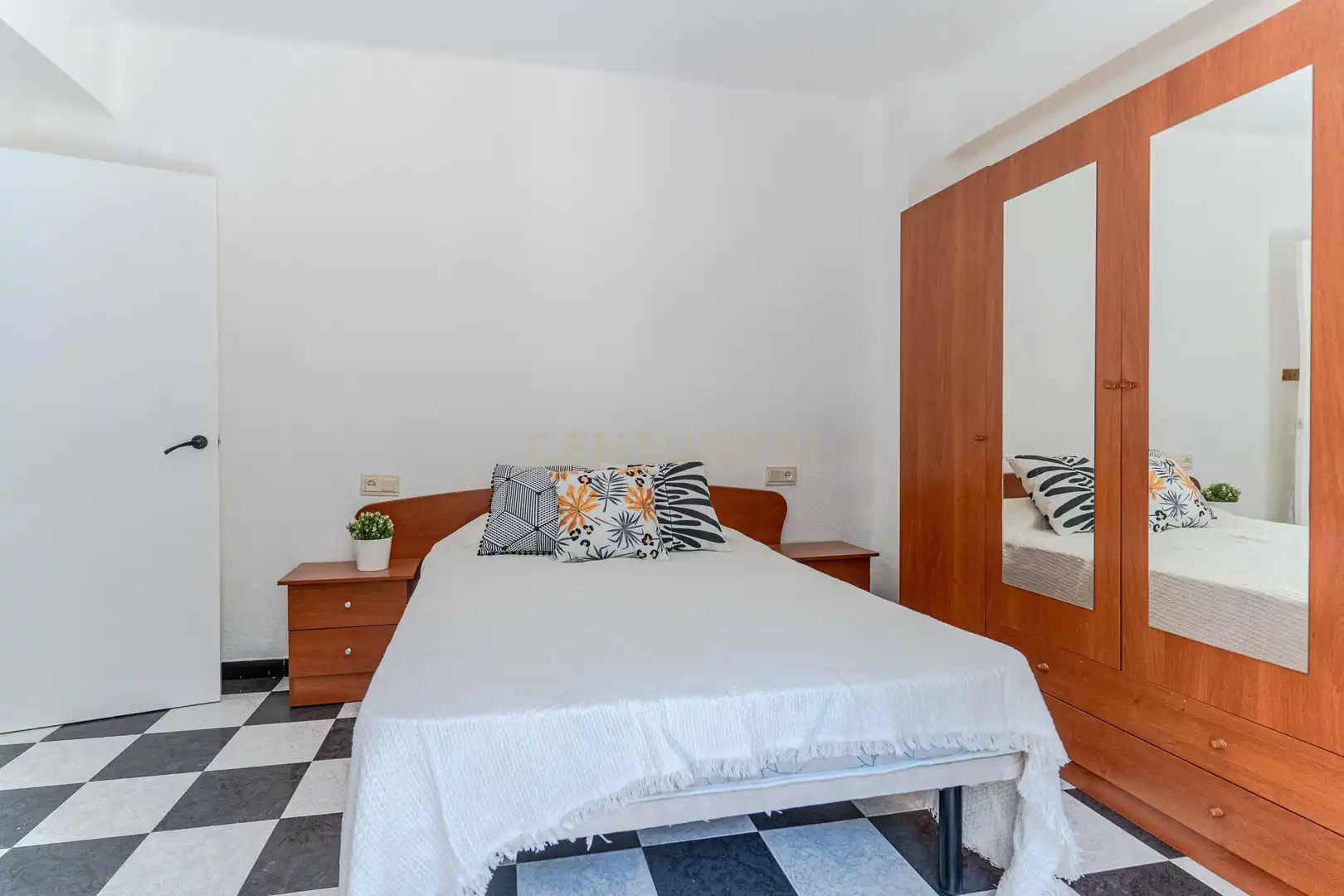 Bedroom of Flat for sale in Granada  with Air Conditioner and Balcony
