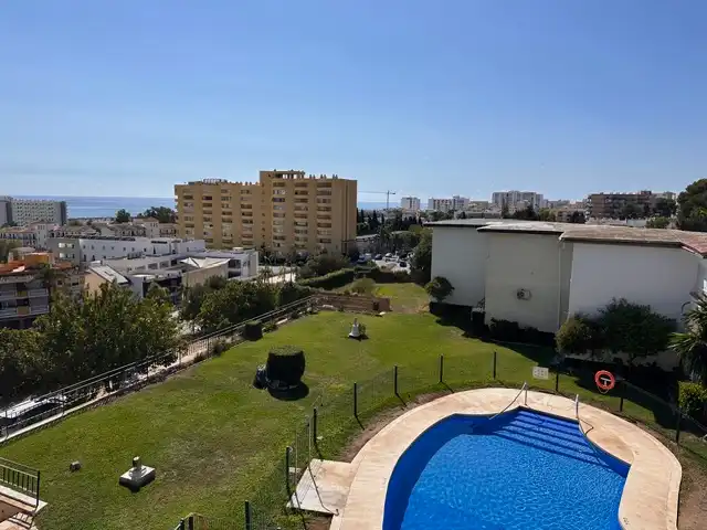 Vista exterior de Pis en venda en Torremolinos amb Terrassa, Moblat i Piscina comunitària
