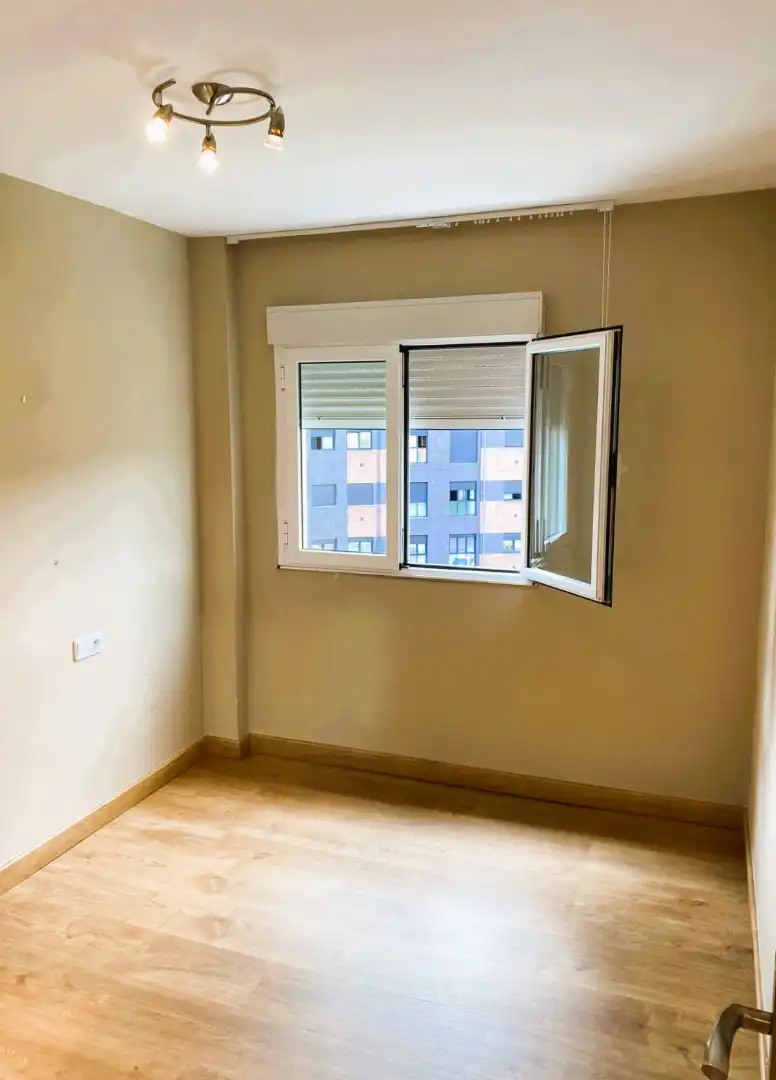 Habitación de Piso en venta en Avilés con Amueblado y Balcón