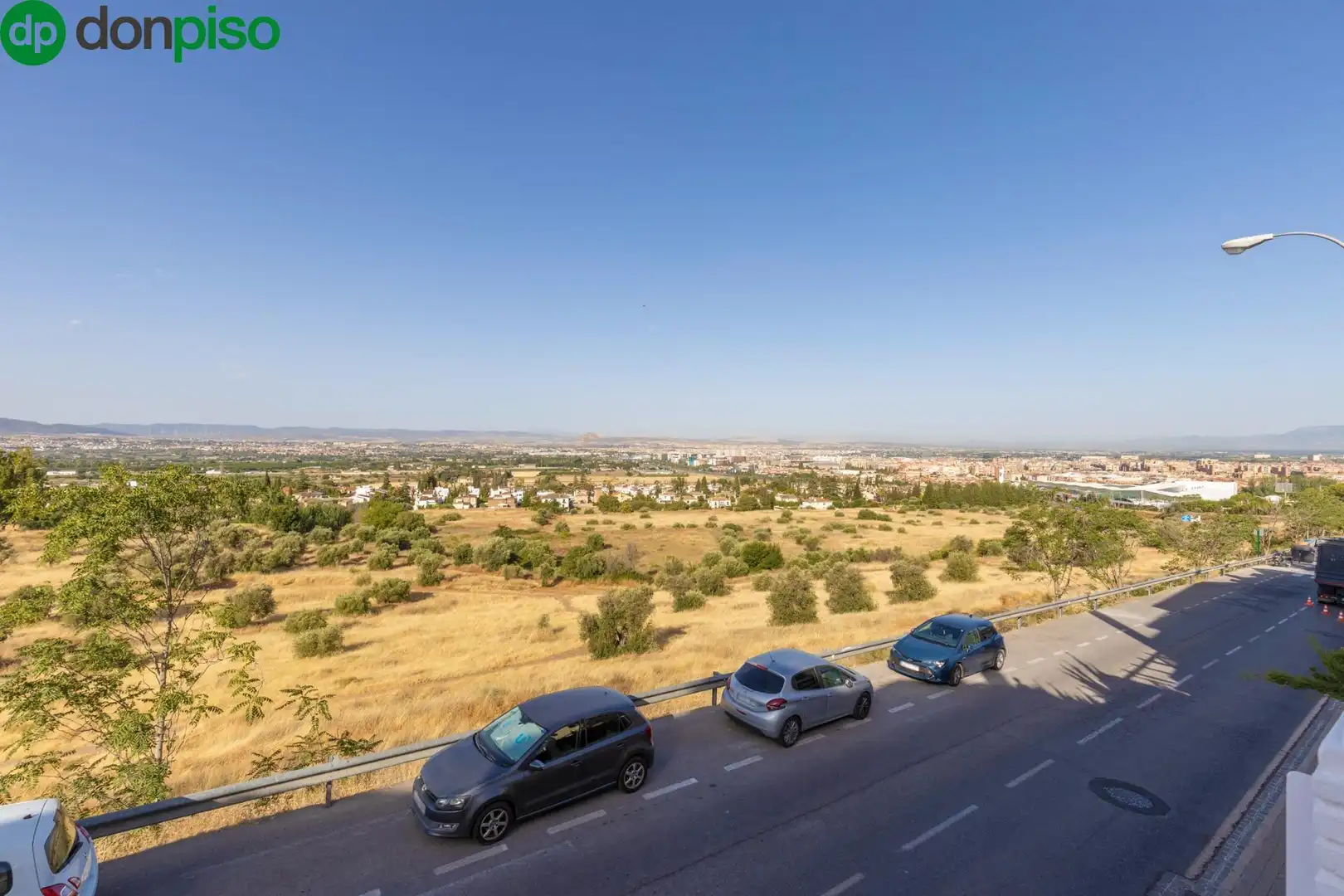 Außenansicht von Einfamilien-Reihenhaus zum Verkauf in Granada mit Klimaanlage, Heizung und Terrasse